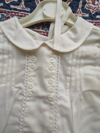 Conjunto de bautizo blanco con detalles rojos