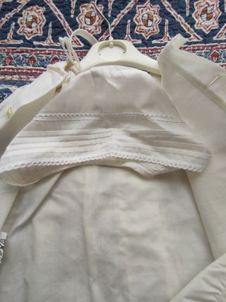 Conjunto de bautizo blanco con detalles rojos