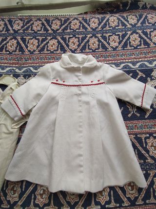 Conjunto de bautizo blanco con detalles rojos