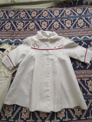 Conjunto de bautizo blanco con detalles rojos