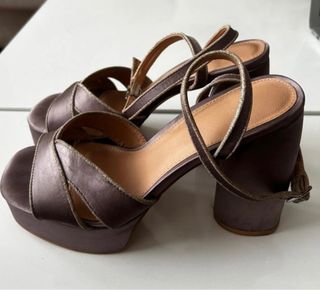 Sandalias de plataforma moradas y plateadas