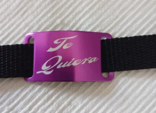Pulsera grabada a láser ,con la frase Te Quiero