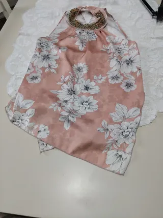 Top Natural B floreale con perline