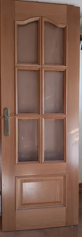 Puerta interior madera con maneta dorada