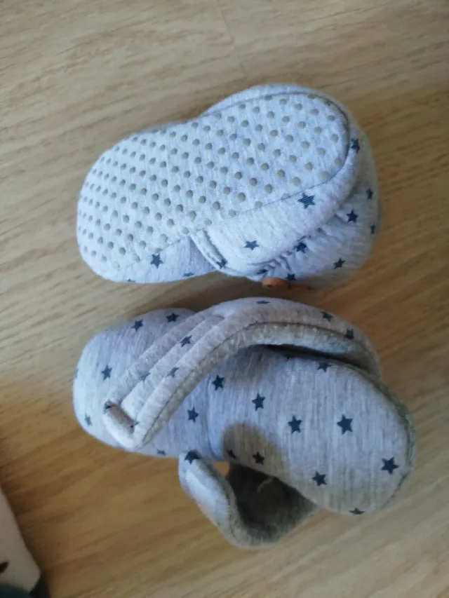 Zapatillas bebé estrellas grises