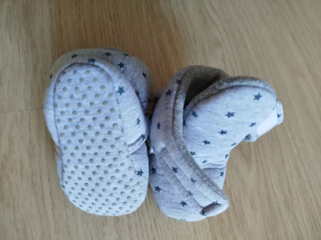 Zapatillas bebé estrellas grises
