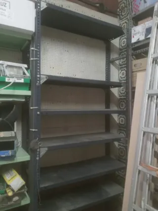 Estantería metálica y de madera