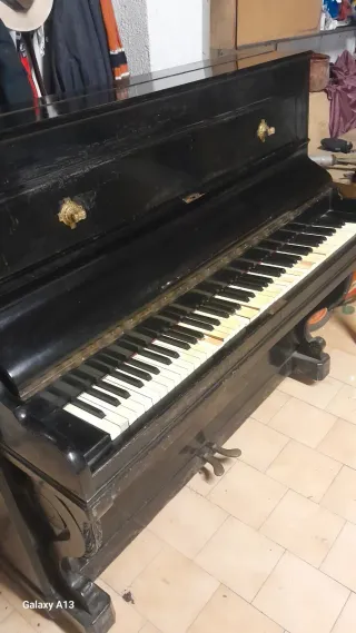 Piano antiguo negro