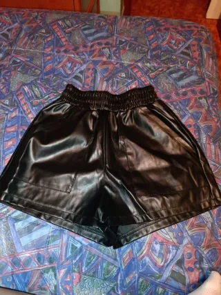 Pantalón corto cuero negro