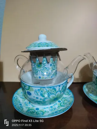 Tetera de cristal con taza de porcelana