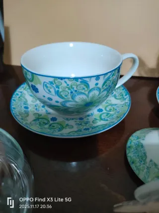 Tetera de cristal con taza de porcelana