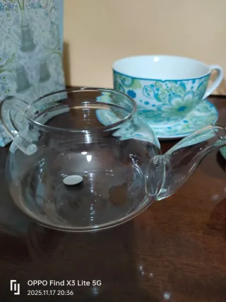 Tetera de cristal con taza de porcelana