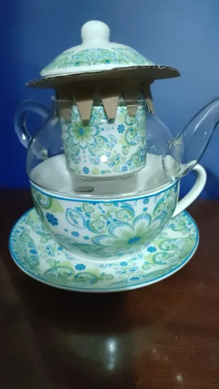 Tetera de cristal con taza de porcelana