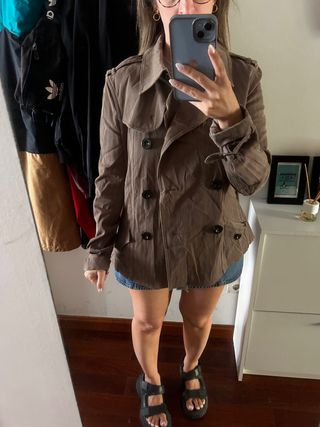 Gabardina Burberry Marrón Corta