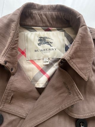Gabardina Burberry Marrón Corta