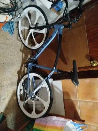 Bicicleta azul con ruedas blancas