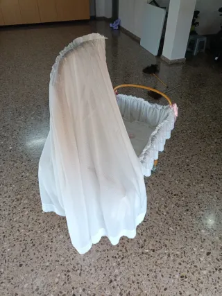 Cuna moisés de mimbre con dosel