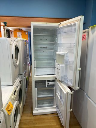 Nevera LG Blanca con dispensador