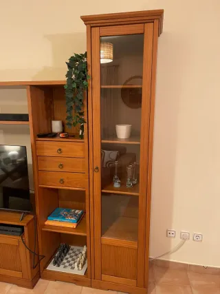 Mobile TV in legno massello con vetrine