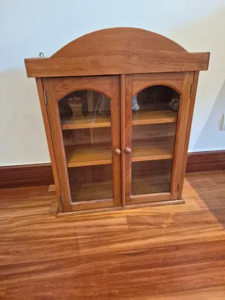 Mueble de madera con puertas de cristal