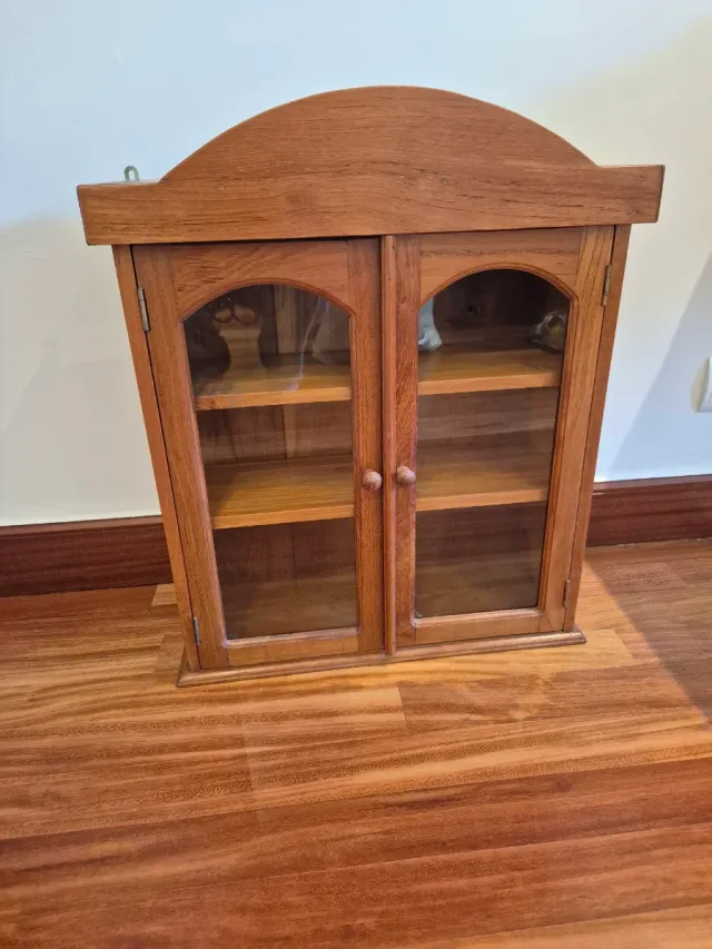 Mueble de madera con puertas de cristal