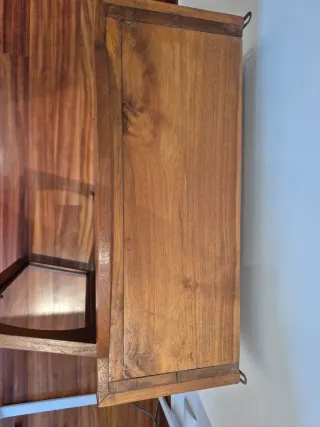 Mueble de madera con puertas de cristal