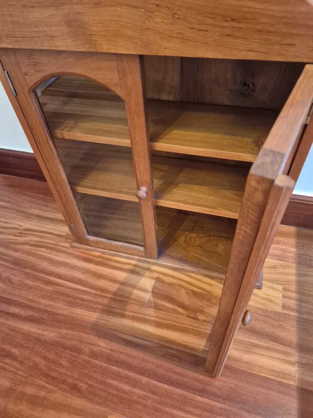 Mueble de madera con puertas de cristal