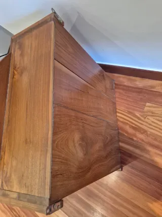 Mueble de madera con puertas de cristal