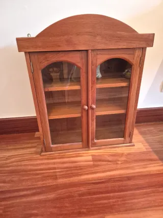 Mueble de madera con puertas de cristal