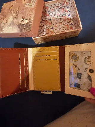 Monedero con diseño de chica y mariposas