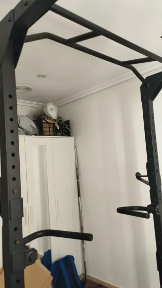 Rack de gimnasio con poleas y accesorios