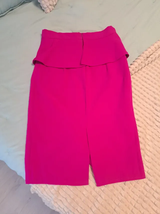 Falda rosa con diseño cruzado