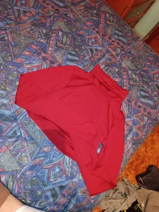 Top cuello alto rojo