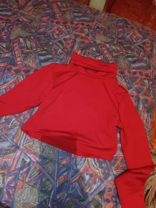 Top cuello alto rojo