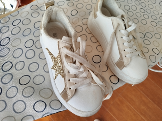 Zapatillas blancas y doradas talla 36