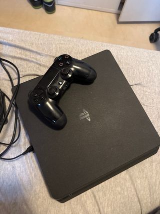 Playstation 4 con mando y juegos