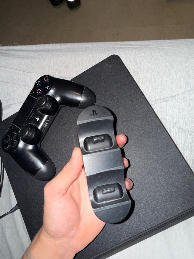 Playstation 4 con mando y juegos