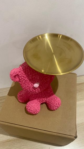 Peana con forma de osito y plato dorado