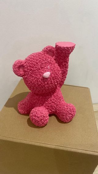 Peana con forma de osito y plato dorado