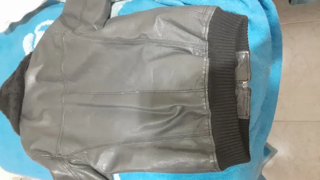 Chaqueta efecto piel gris