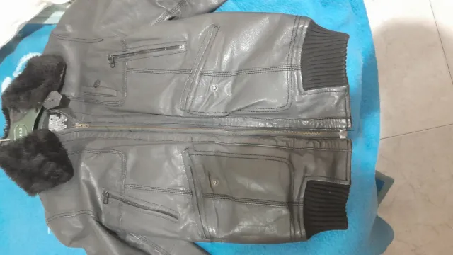 Chaqueta efecto piel gris