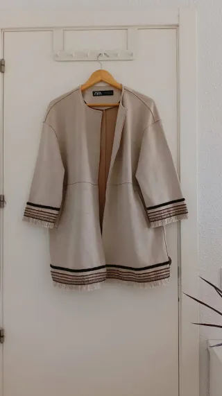 Chaqueta Zara de ante beige flecos