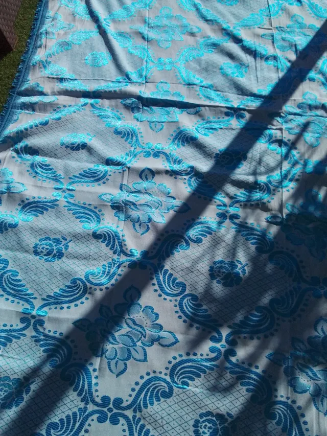 Colcha antigua bordada seda