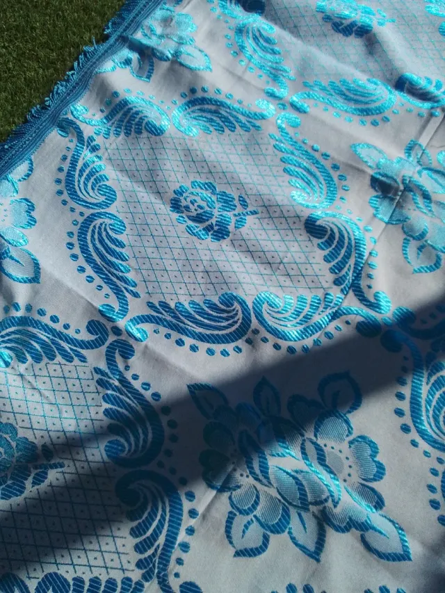 Colcha antigua bordada seda