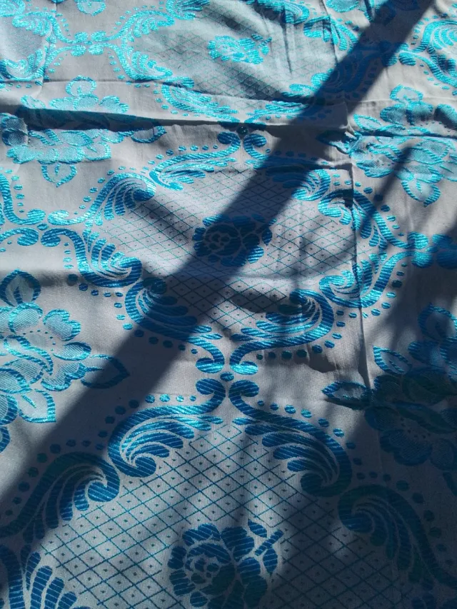 Colcha antigua bordada seda