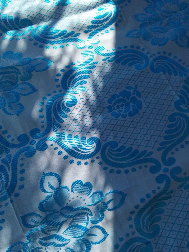 Colcha antigua bordada seda