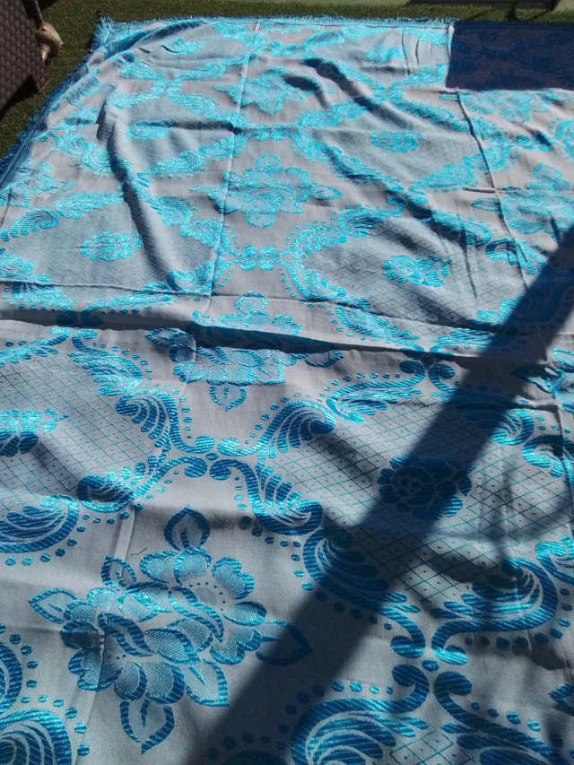 Colcha antigua bordada seda