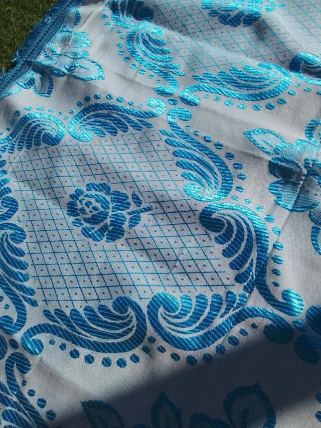 Colcha antigua bordada seda