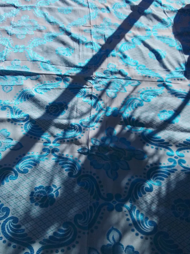 Colcha antigua bordada seda