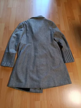 Abrigo Zara Gris Talla L. Da menos talla.